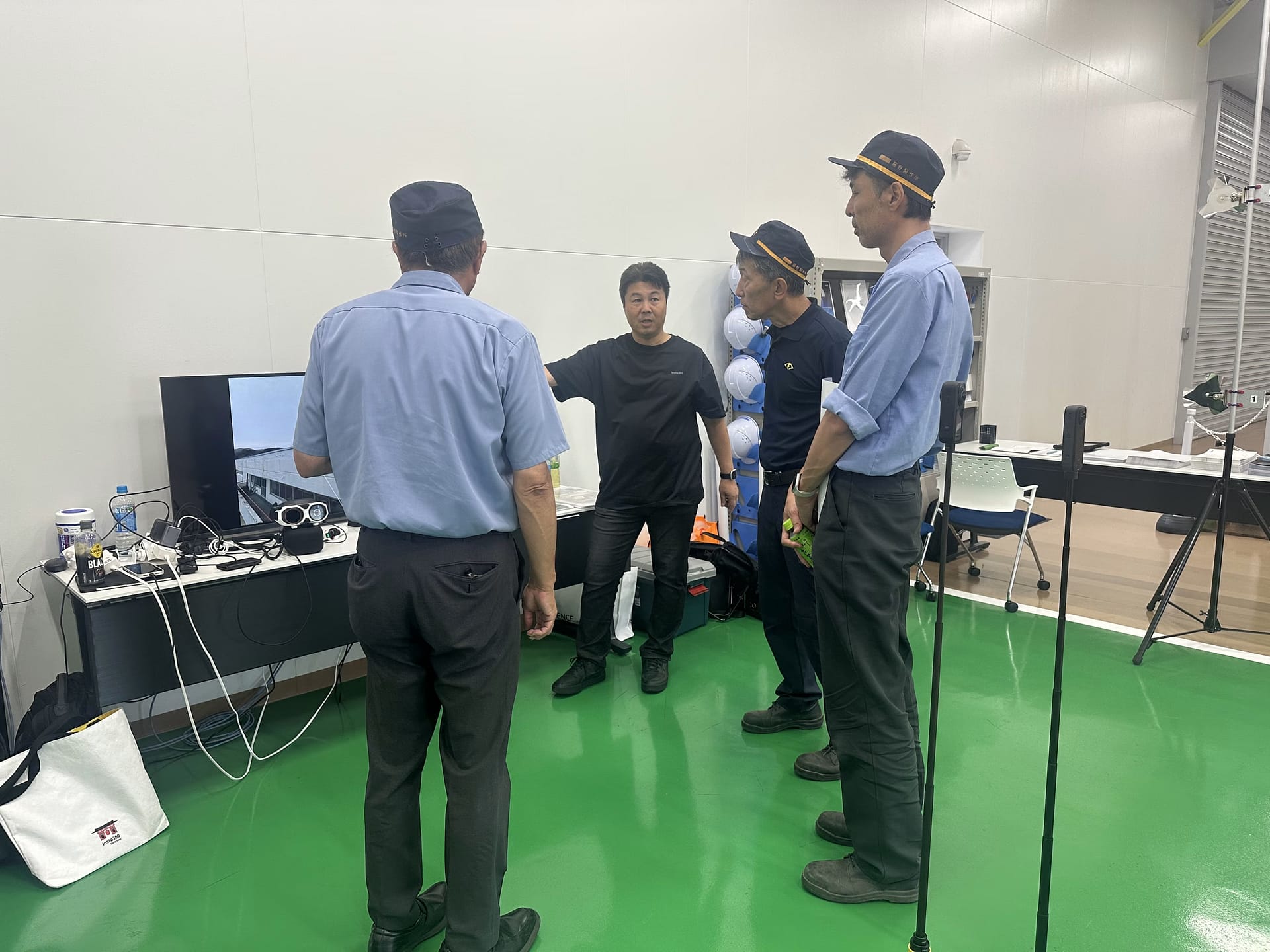 新晃工業の神奈川工場内覧会で、来場者へ360°ドローン体験を説明する様子
